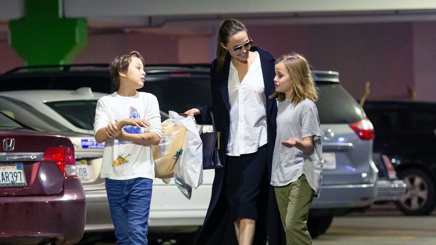 Angelina Jolie mit ihren Zwillingen Knox und Vivienne