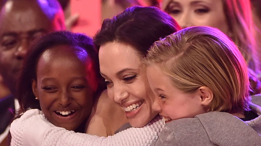Angelina Jolie mit ihren Töchtern Zahara Marley Jolie-Pitt und Shiloh Jolie-Pitt im Jahr 2015