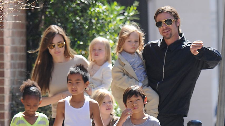 Angelina Jolie und Brad Pitt mit ihren sechs Kindern, März 2011