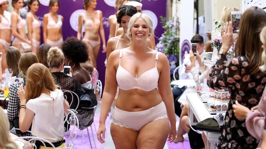 Angelina Kirsch läuft bei der Lascana-Show im Titanic Hotel in Berlin, 1. Juli 2019