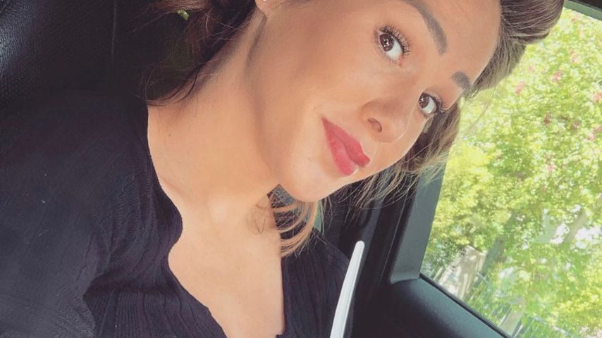 Schwangere Angelina Pannek kann Joghurt auf Bauch abstellen