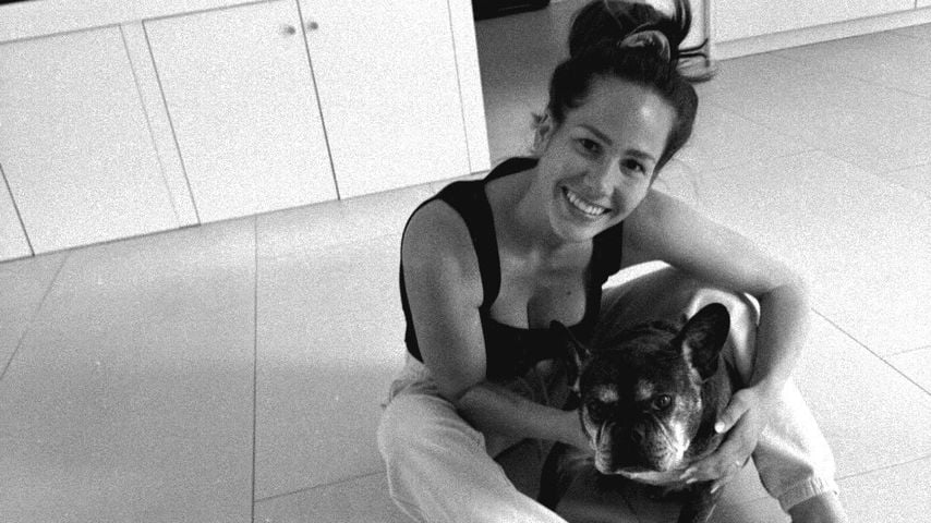 Angelina Pannek mit ihrem Hund Louis