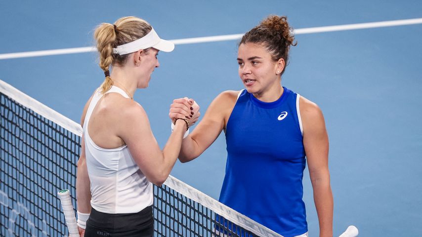 Angelique Kerber und ihre Gegnerin Jasmine Paolini beim United Cup