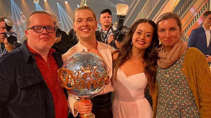 Angelo Kelly, Gabriel Kelly, Malika Dzumaev und Kira Harms Kelly beim "Let's Dance"-Finale 2024