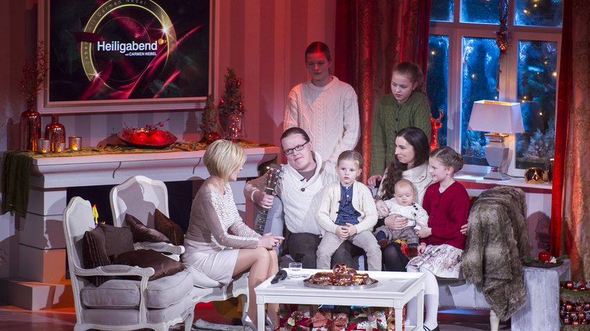 Angelo Kelly mit seiner Frau Kira und seinen fünf Kindern bei Carmen Nebel