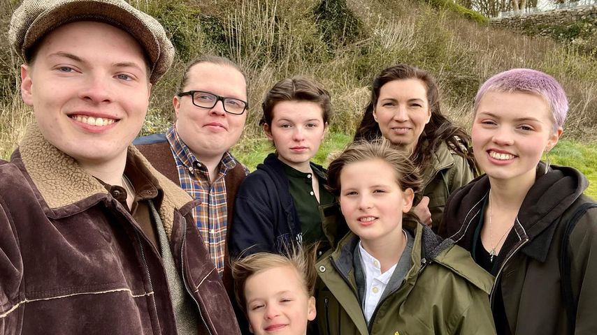 Angelo und Kira Kelly mit ihren Kindern im April 2022