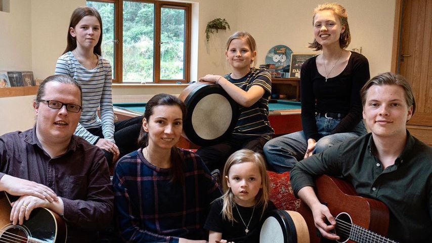 Angelo und Kira Kelly mit ihren Kindern