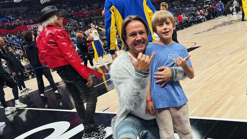 Angus Mitchell und sein Sohn im Dezember 2023