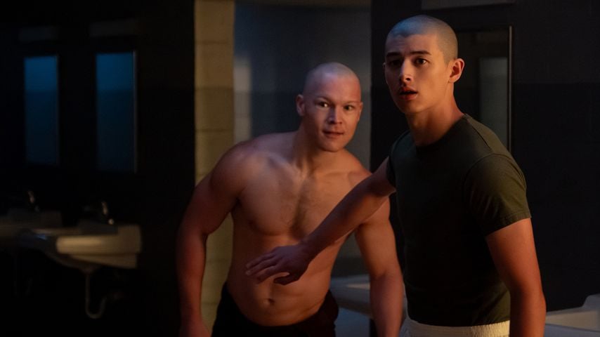 Angus O'Brien als Hicks und Liam Oh als Ray McAffey in "Boots"