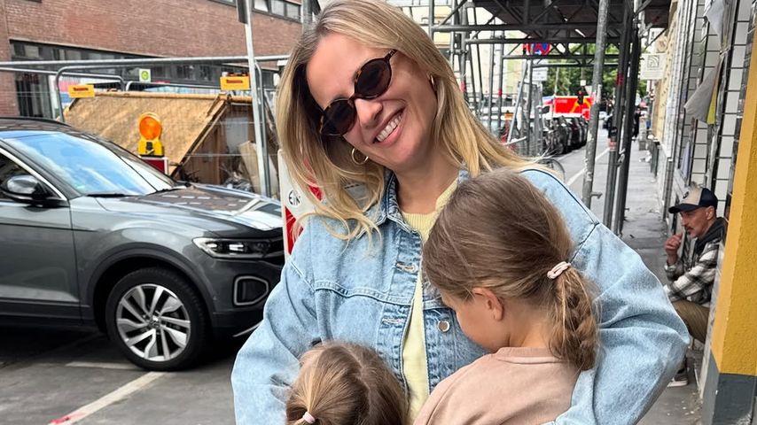 Schauspielerin Ania Niedieck mit ihren Töchtern