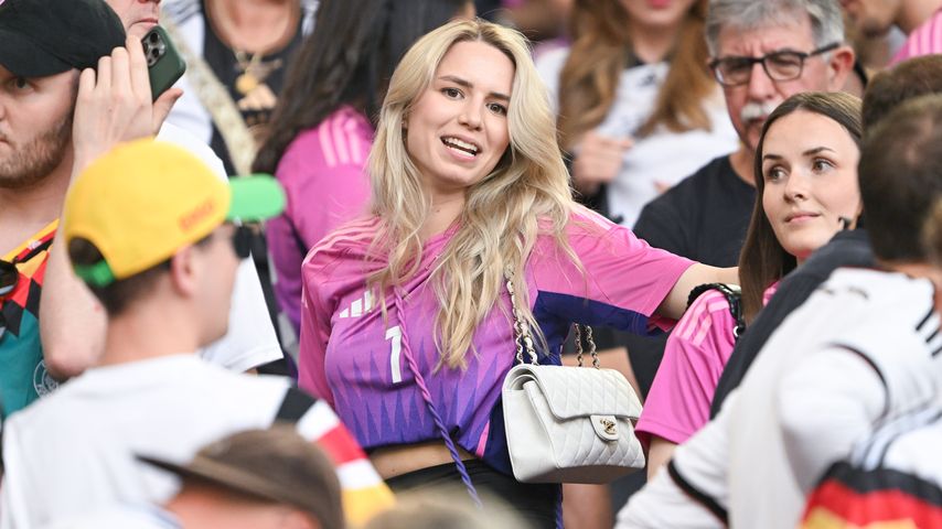 So lässig feuerte Manuel Neuers Frau ihn auf der Tribüne an!