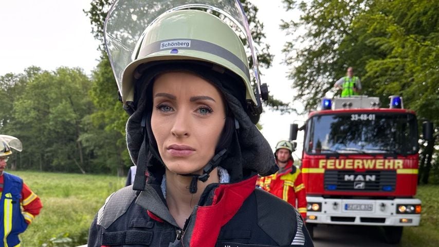 Anike Ekina in Feuerwehr-Kleidung