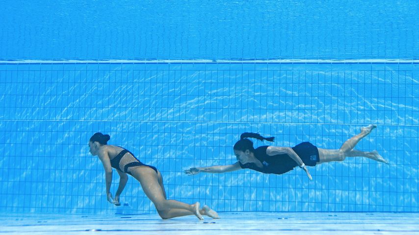 Anita Alvarez und ihre Trainerin bei der Schwimm-WM in Budapest, Juni 2022