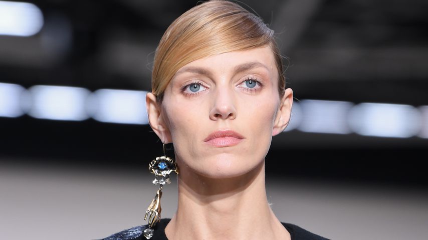 Anja Rubik: Düsterer Look im Fast-Nackt-Kleid