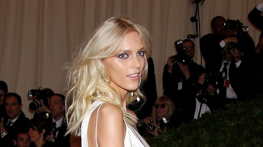 Anja Rubik: Beinschlitz bis zur knochigen Hüfte