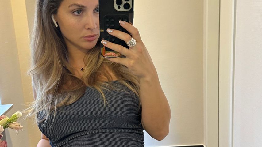 Ann-Kathrin Götze präsentiert ganz stolz ihre Babykugel!