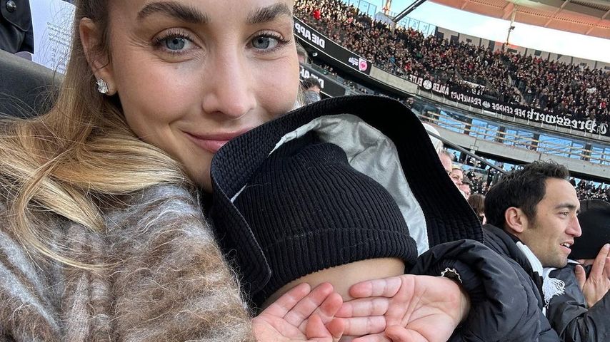 Total süß! Ann-Kathrin und Sohn Rome feuern Mario Götze an