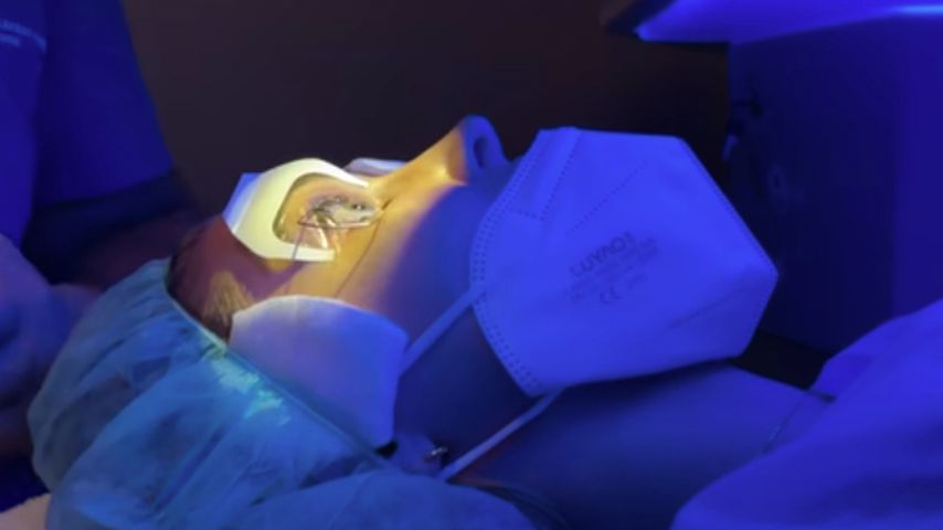 Ann-Kathrin Götze während ihrer Augenlaserbehandlung