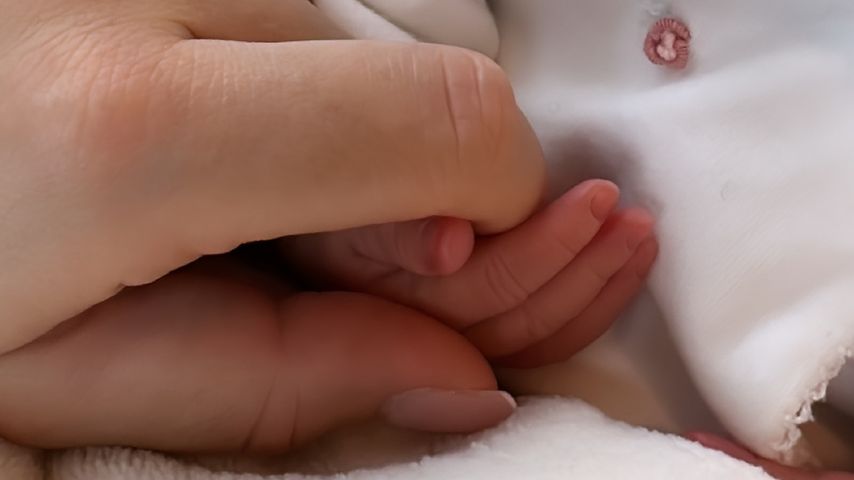 Ann-Kathrin Götze zeigt die Babyhand ihrer Tochter