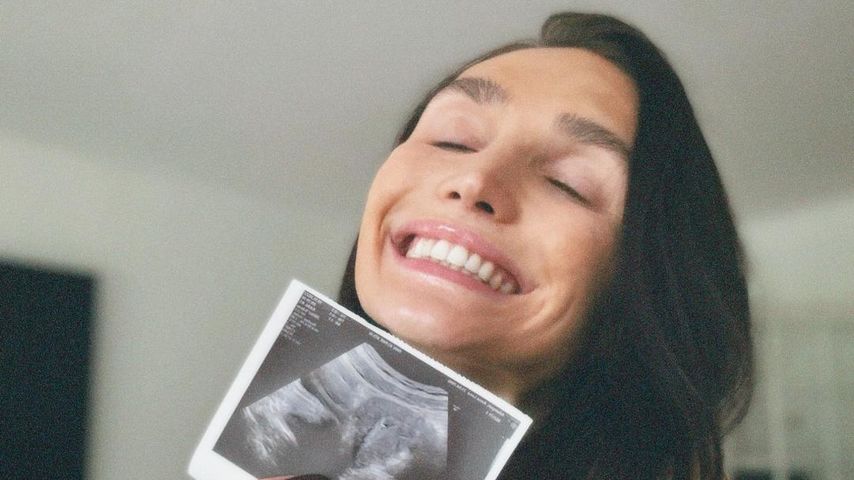 Anna Adamyan mit Ultraschallbild
