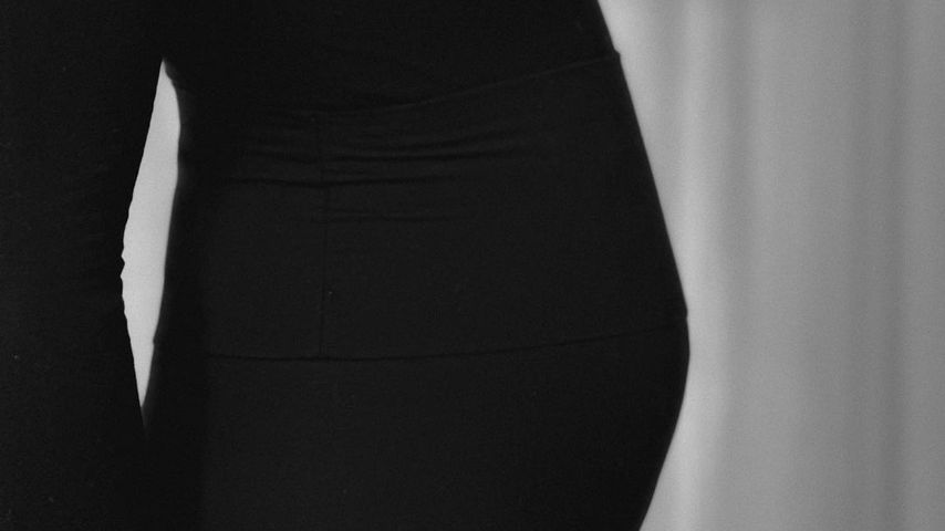 Anna Adamyan zeigt ihren Babybauch