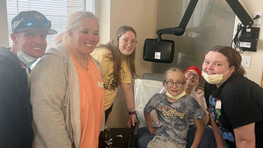 Anna Cardwell und ihre Familie bei der Chemotherapie im April 2023