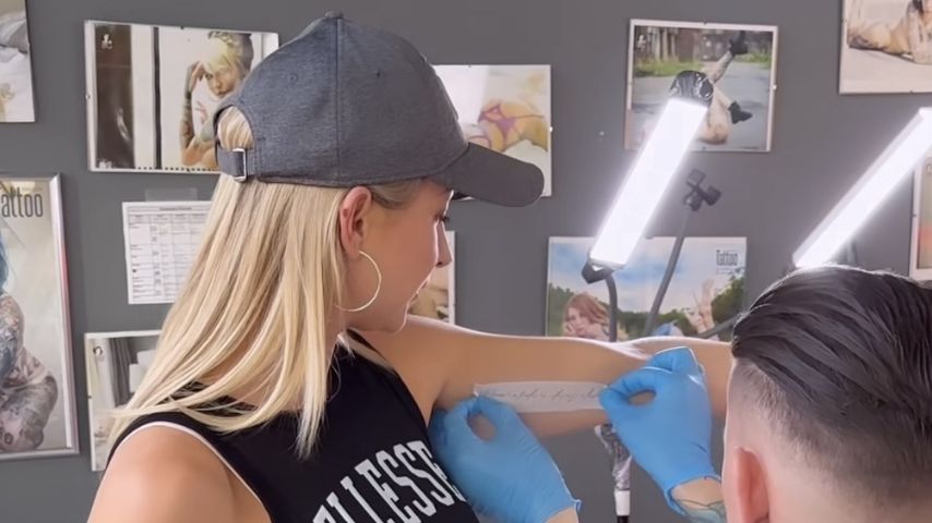 Neues Tattoo: Seitenhieb gegen Anna-Carina Woitschacks Ex?