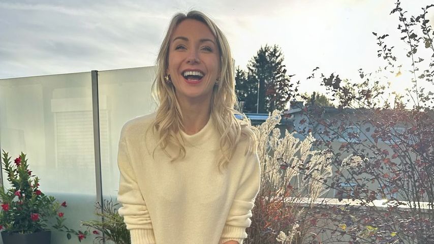 Anna-Carina Woitschack beim Eisbaden auf ihrem Balkon