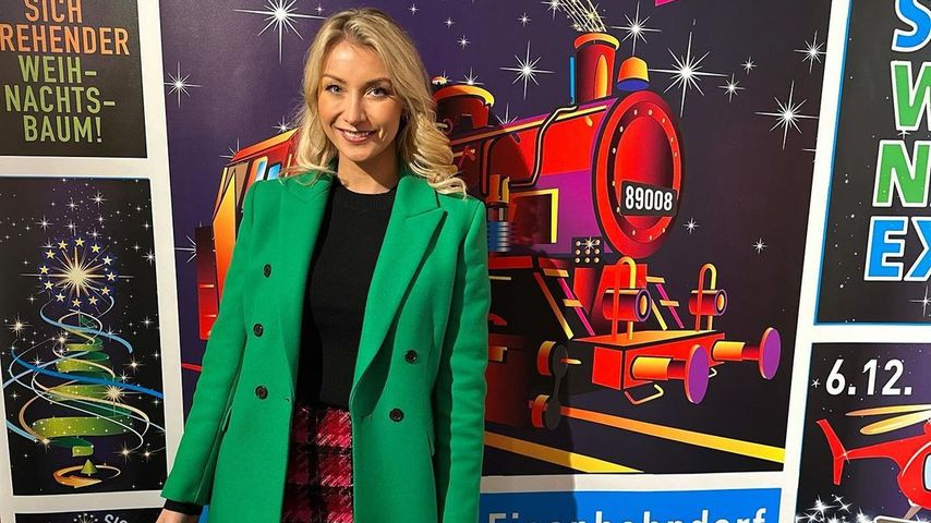Anna-Carina Woitschack auf einem Weihnachtsmarkt in Essen-Steele im November 2022