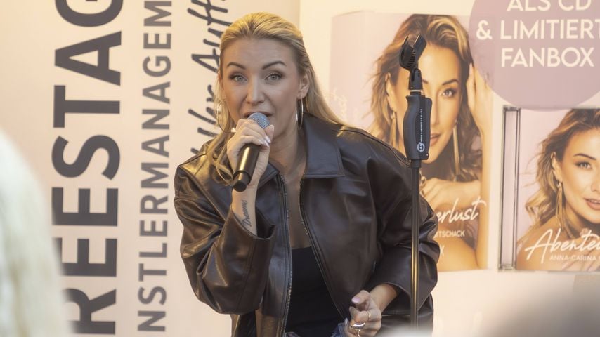 Anna-Carina Woitschack bricht auf der Bühne in Tränen aus