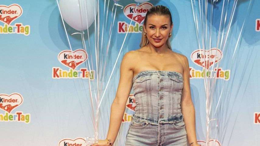 Anna-Carina Woitschack beim KinderTag in den Atelier Gardens Berlin