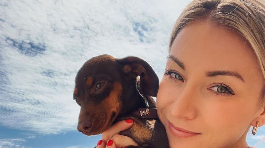 Anna-Carina Woitschack und Dackel Lotti im Juli 2022