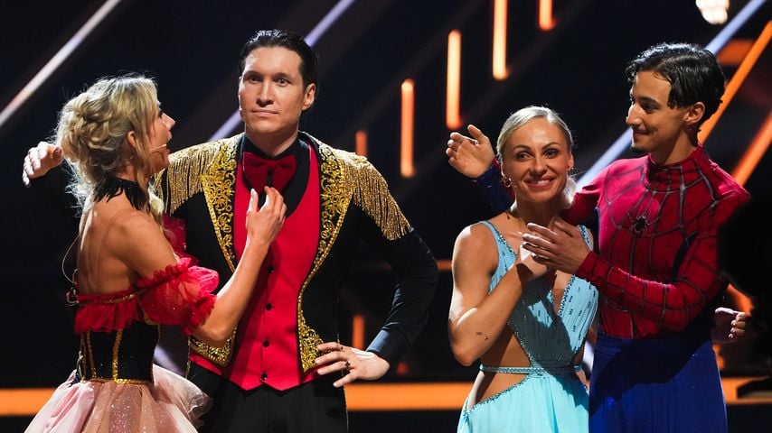 Anna-Carina Woitschack und Evgeny Vinokurov feiern den Sieg, Milano und Marta Arndt gratulieren beim "Let’s Dance"-Finale in Köln