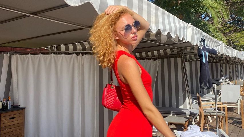 Supersexy: Anna Ermakova heizt Fans in feuerrotem Kleid ein