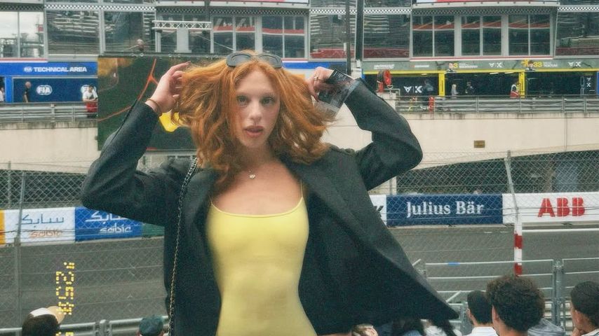 Anna Ermakova posiert bei Formel-E-Rennen im sexy Minikleid