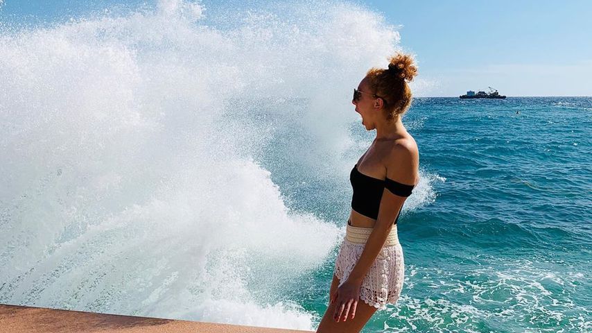 Anna Ermakova wird beim Shooting von einer Welle überrascht