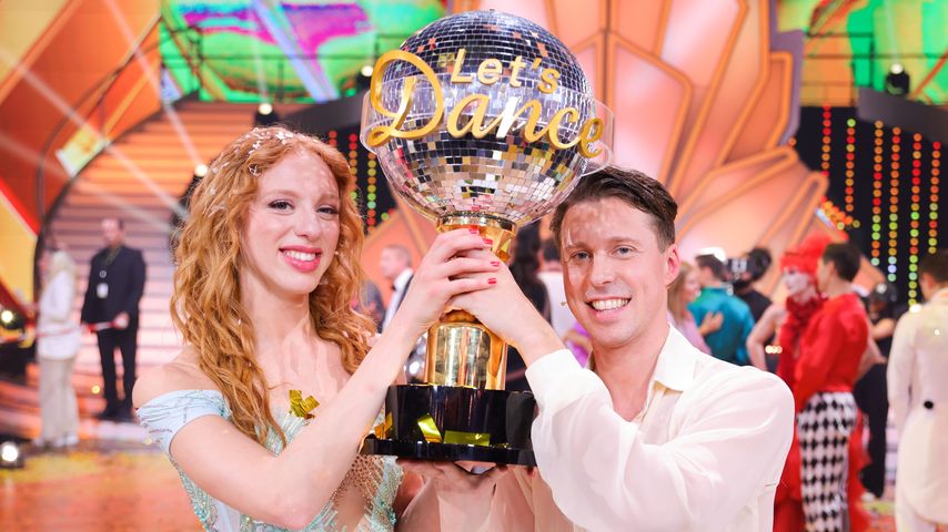 Anna Ermakova und Valentin Lusin mit dem "Let's Dance"-Pokal