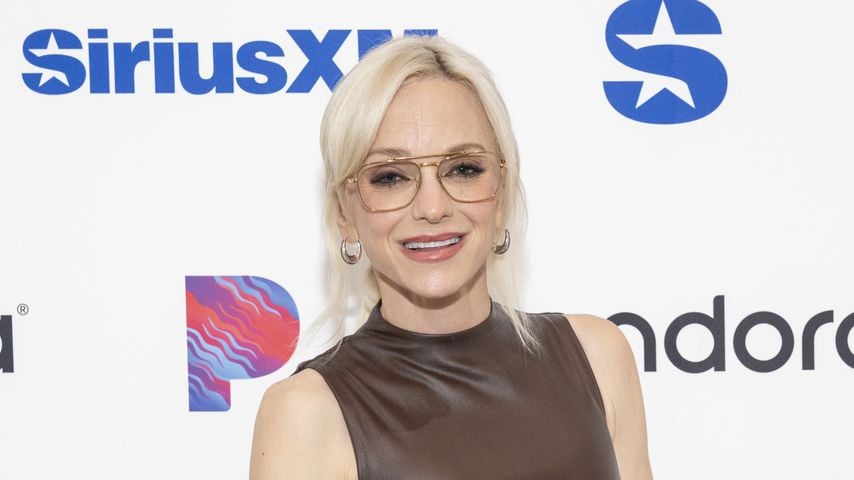 Anna Faris überrascht im Bikini-Clip zu "Spa Weekend"