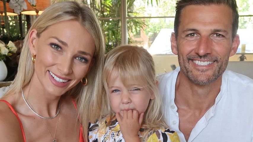 Anna Heinrich und Tim Robards mit ihrer Tochter Elle