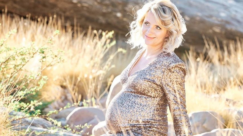 Im Glitzerkleid: Anna Heiser zeigt ihren großen Babybauch