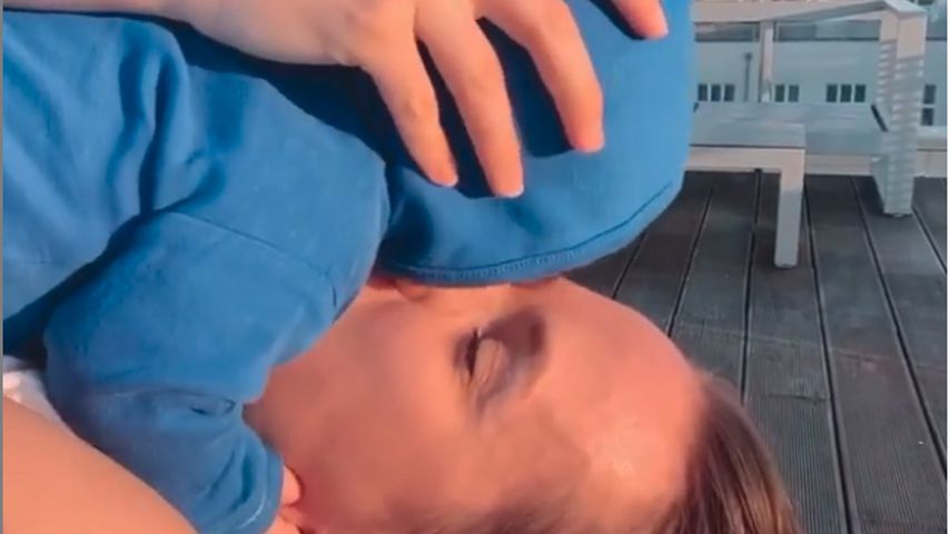 Süßes Babylachen: Anna Hofbauer teilt Kuschel-Clip mit Leo