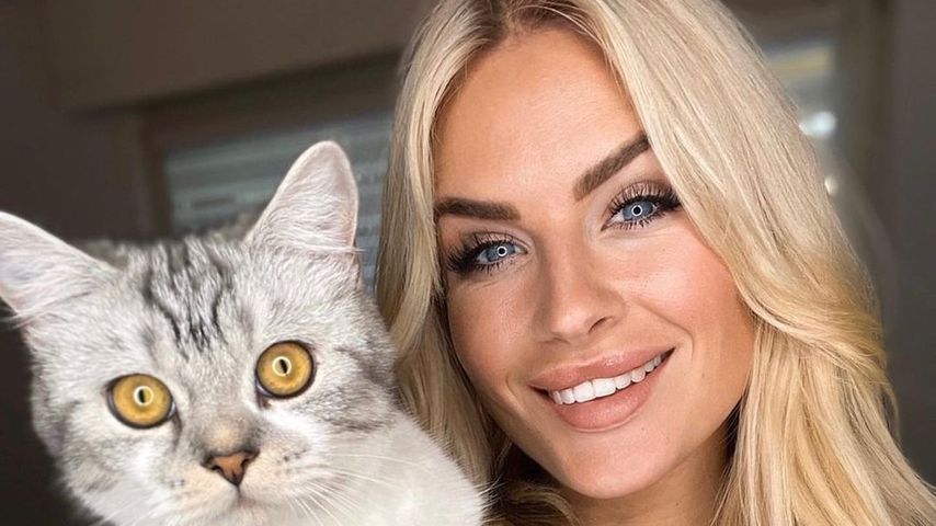 Anna Iffländer mit ihrer Katze Teddy
