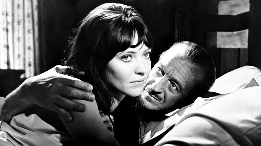 Anna Karina und David Niven in dem Film "Before Winter Comes", 1969