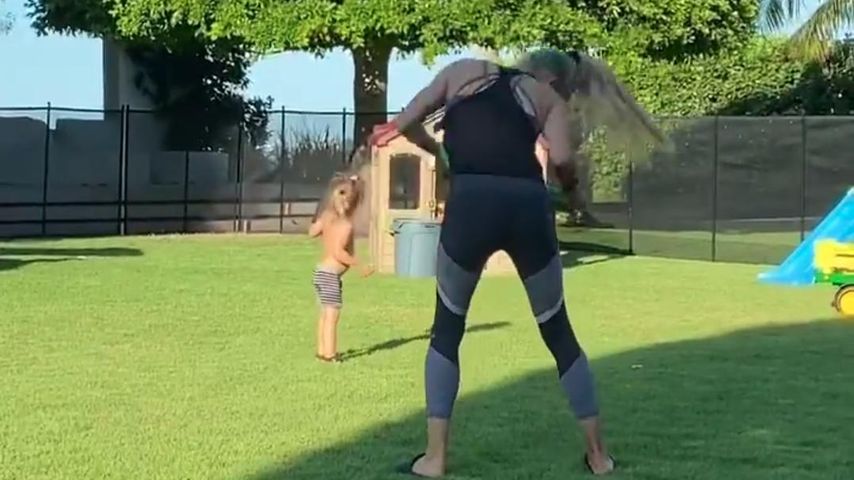 Anna Kournikova und ihre Tochter am Muttertag 2022