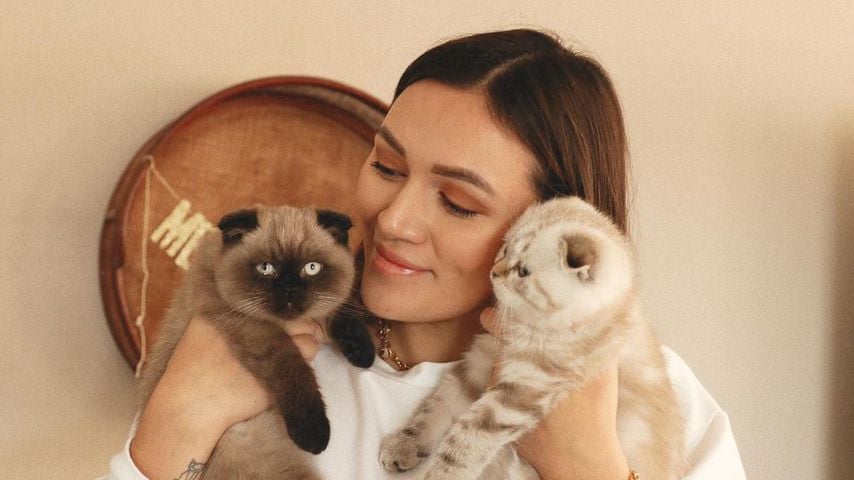 Anna Maria Damm mit ihren neuen Katzen