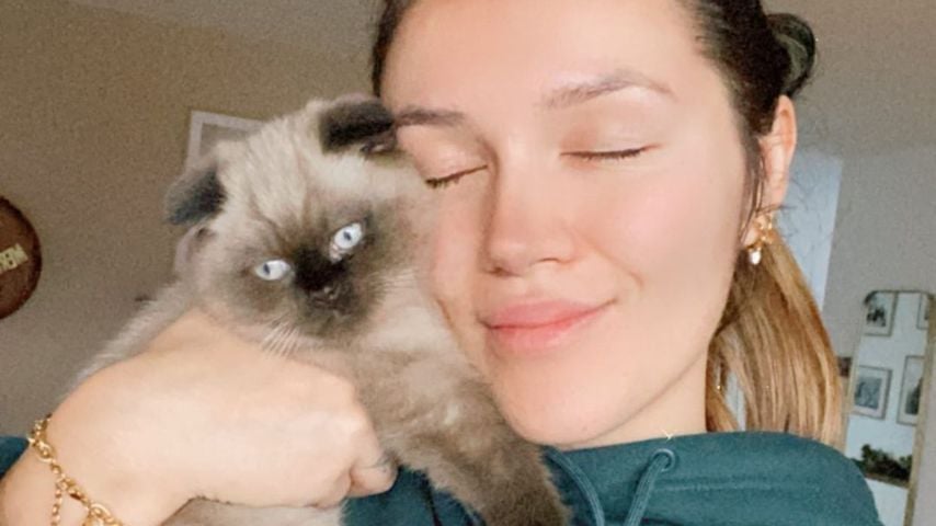 Anna Maria Damm mit ihrer neuen Katze, Dezember 2020