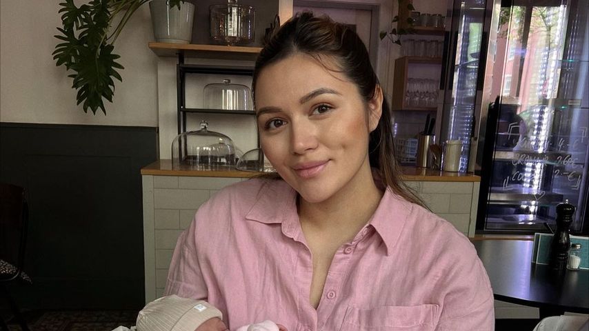 Stolze Anna Maria Damm genießt Café-Besuch mit Baby Kaia