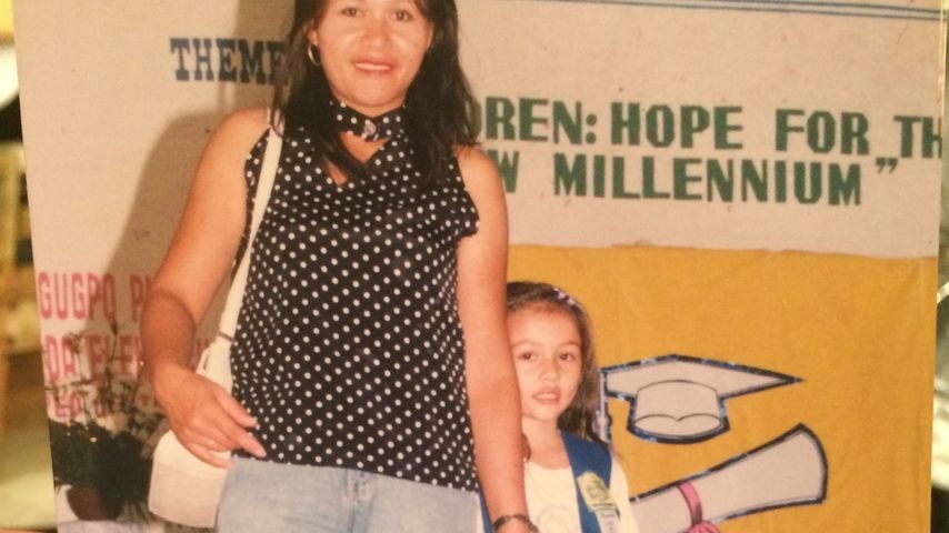 Anna Maria Damm (rechts) bei ihrer Einschulung