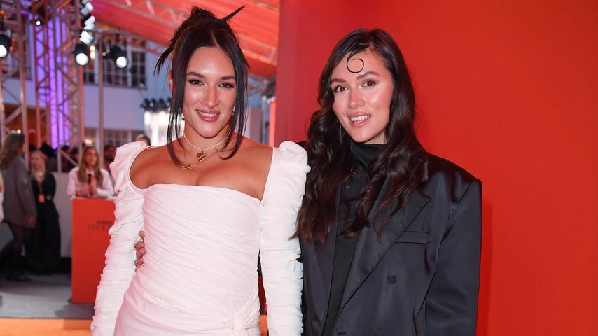Anna Maria Damm mit Schwester Katharina Damm bei der ABOUT YOU OPERA FASHION SHOW im Admiralspalast in Berlin