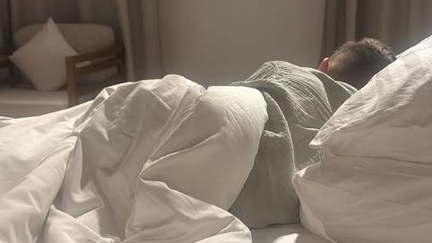 Anna-Maria Ferchichis Sohn Djibi im Bett, August 2025